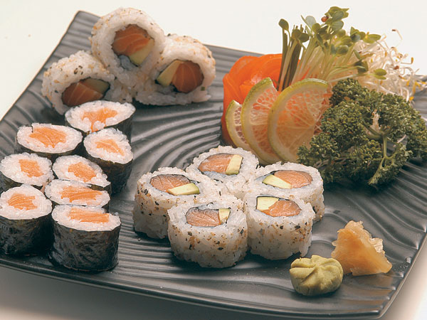 sushi-rollsnewyorkymakisdesalmonahumado.jpg